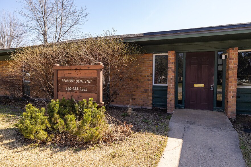 More Photos Of 504 N Poplar St, Peabody Medical For Sale