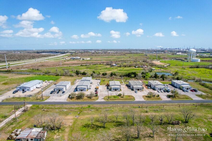 More Photos Of 950-1050 N Pine Rd, Texas City Warehouse For Lease
