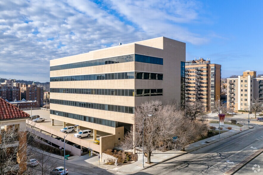 More Photos Of 801 W 47th St, Kansas City Office For Lease