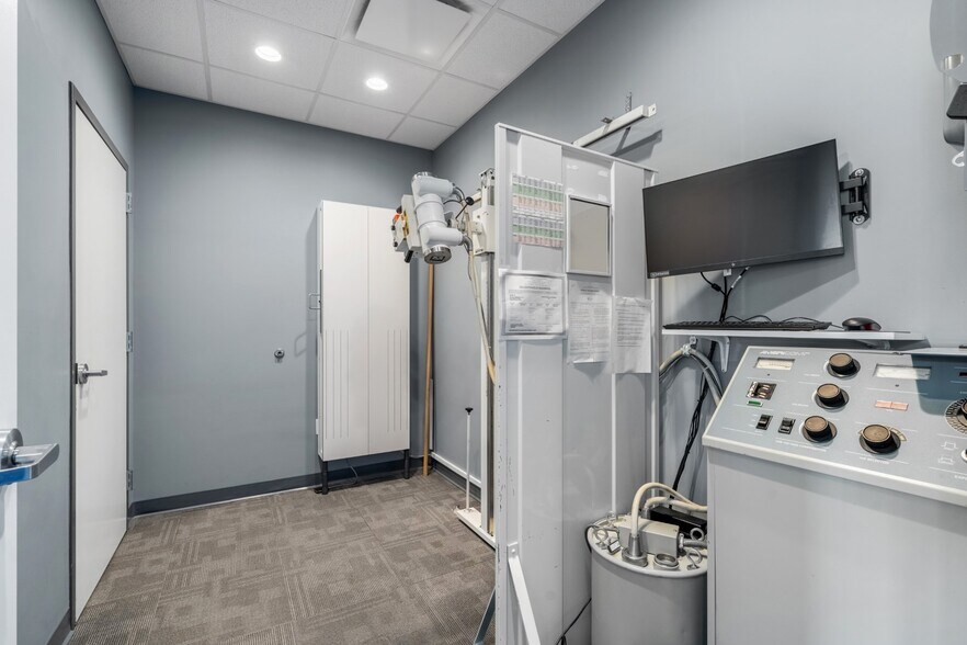 More Photos Of 809 N 3rd St, Manhattan Storefront Retail Office For Lease