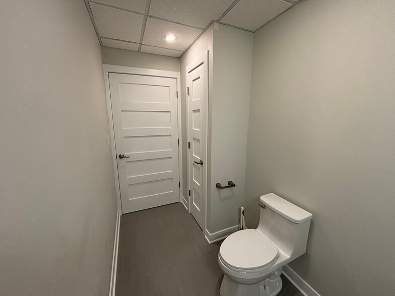 More Photos Of 75 E Division St, Mundelein Office Residential For Lease