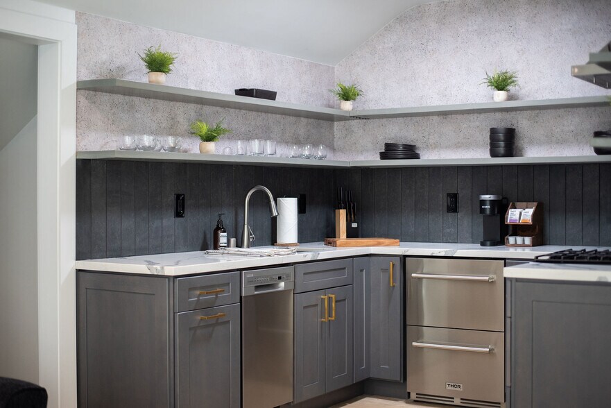 More Photos Of 306 Loch Leven Rd, Lake Arrowhead Hotel For Sale