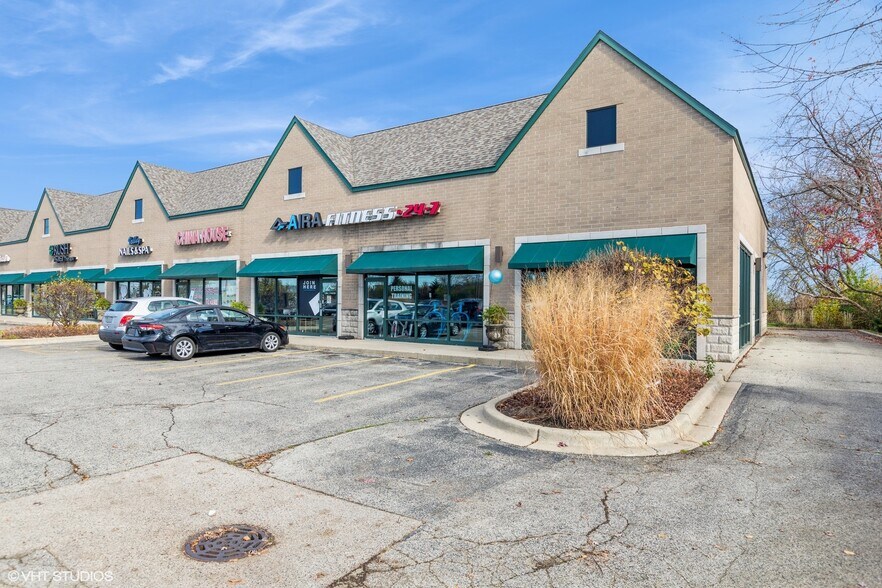 Primary Photo Of 366-380 Bank Dr, McHenry Restaurant For Lease
