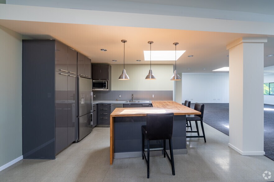 More Photos Of 13360 Beach Ave, Marina Del Rey Light Distribution For Lease