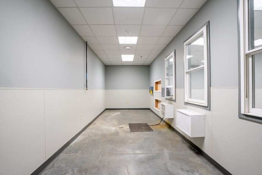 More Photos Of 900 W Indiana St, Evansville Distribution For Lease