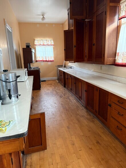More Photos Of 601 S Superior St, Albion Specialty For Lease