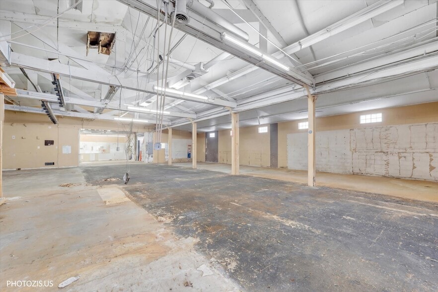 More Photos Of 122 W Northwest Hwy, Barrington Freestanding For Sale