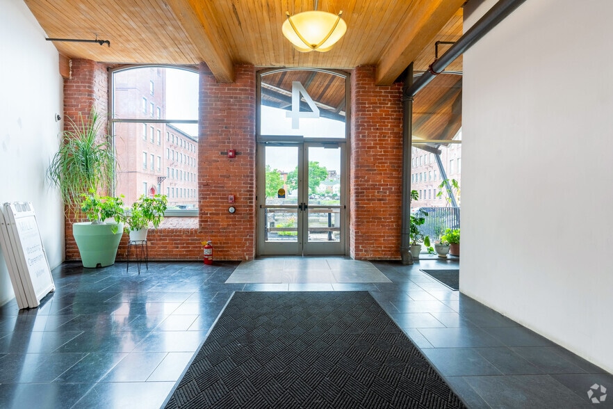 More Photos Of 4 Open Square Way, Holyoke Showroom For Lease