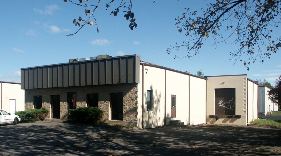 More Photos Of 107-109 Research Dr, Milford Warehouse For Lease