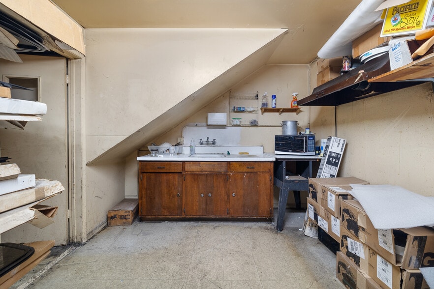 More Photos Of 8744 Sepulveda Blvd, North Hills General Retail For Sale