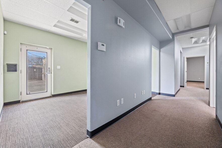More Photos Of 2413 Greenlawn Pky, Austin Office For Sale