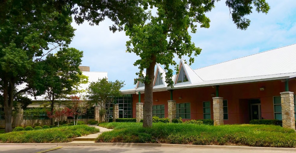 Primary Photo Of 8802 Harry Hines Blvd, Dallas Medical For Lease