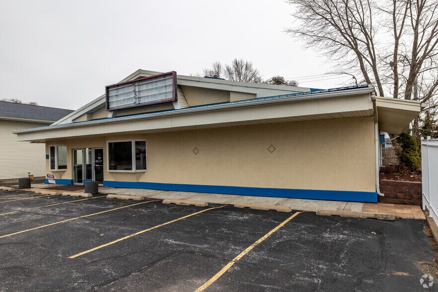 More Photos Of 2525 W Locust St, Davenport General Retail For Lease