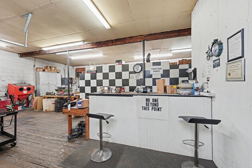 More Photos Of 427 W Gene Hairston St, Madison Auto Repair For Sale