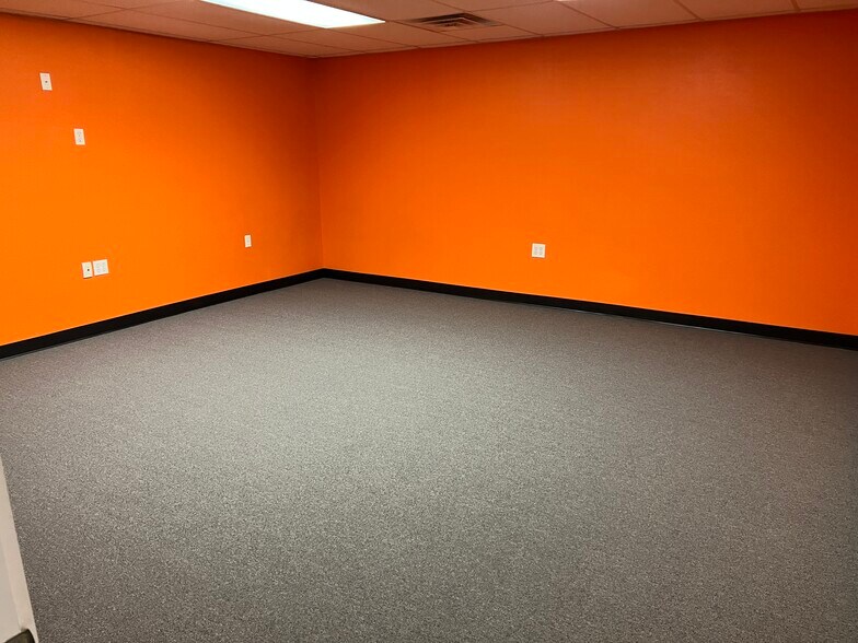 More Photos Of 5905 W US Highway 60, Republic Warehouse For Lease