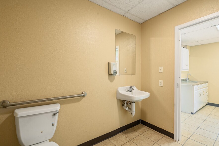 More Photos Of 300-310 Margaret Ln, Del Rio Medical For Lease