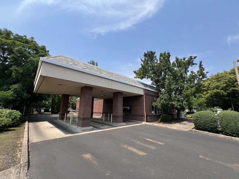 More Photos Of 2850 Crescent Ave, Eugene General Retail For Lease