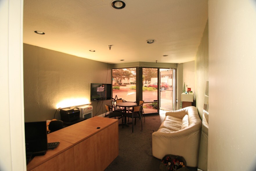 More Photos Of 3510 Industrial Dr, Santa Rosa Showroom For Lease