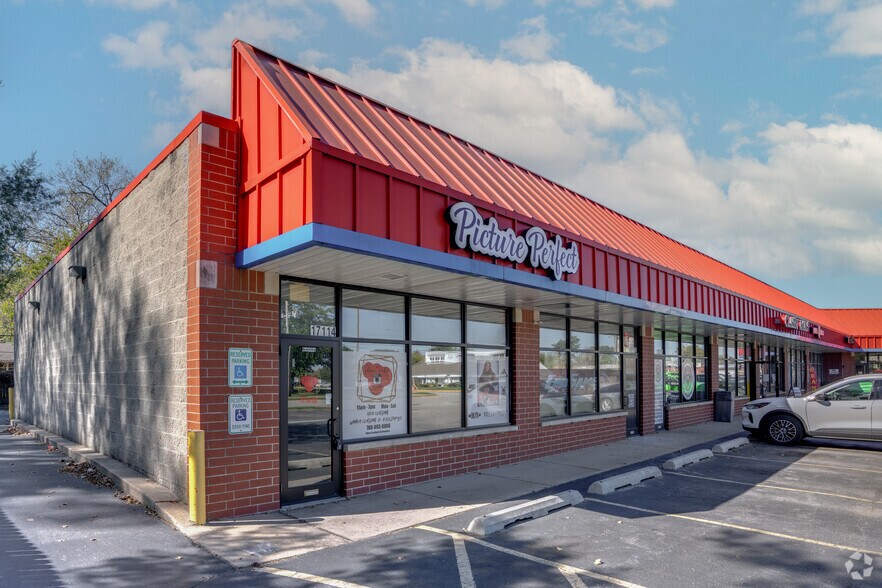 More Photos Of 17100-17114 S Park Ave, South Holland Storefront Retail Office For Lease