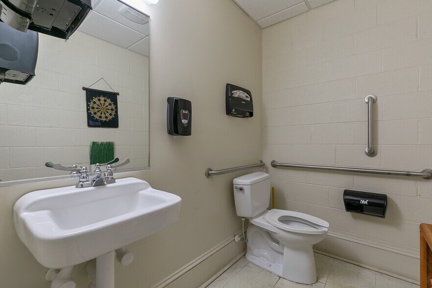 More Photos Of 1509 W Main St, Richmond Office For Sale