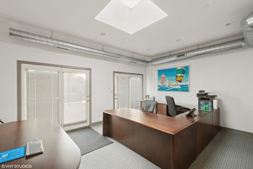 More Photos Of 2147 N Western Ave, Chicago Office For Lease