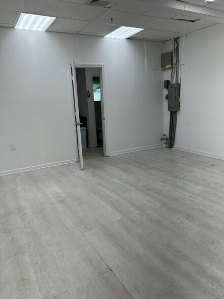 More Photos Of 182-194 Merritts Rd, Farmingdale Unknown For Lease