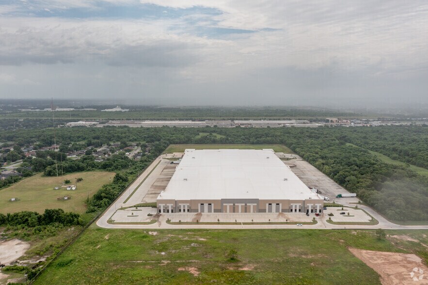 More Photos Of 8230 Plummer St, Houston Distribution For Lease