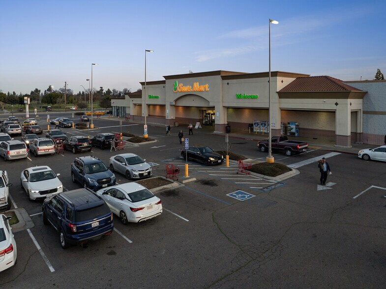 More Photos Of 4043 W Clinton Ave, Fresno Supermarket For Sale