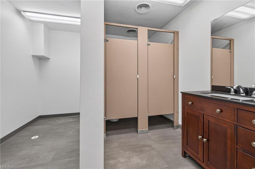 More Photos Of 4140 Market St, Youngstown Medical For Sale