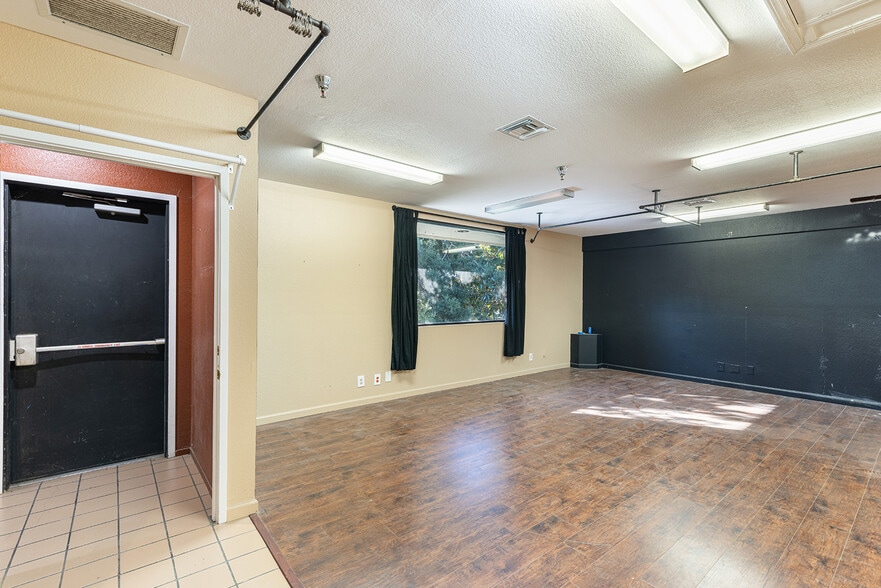 More Photos Of 575 Lincoln Ave, Napa Storefront Retail Office For Lease