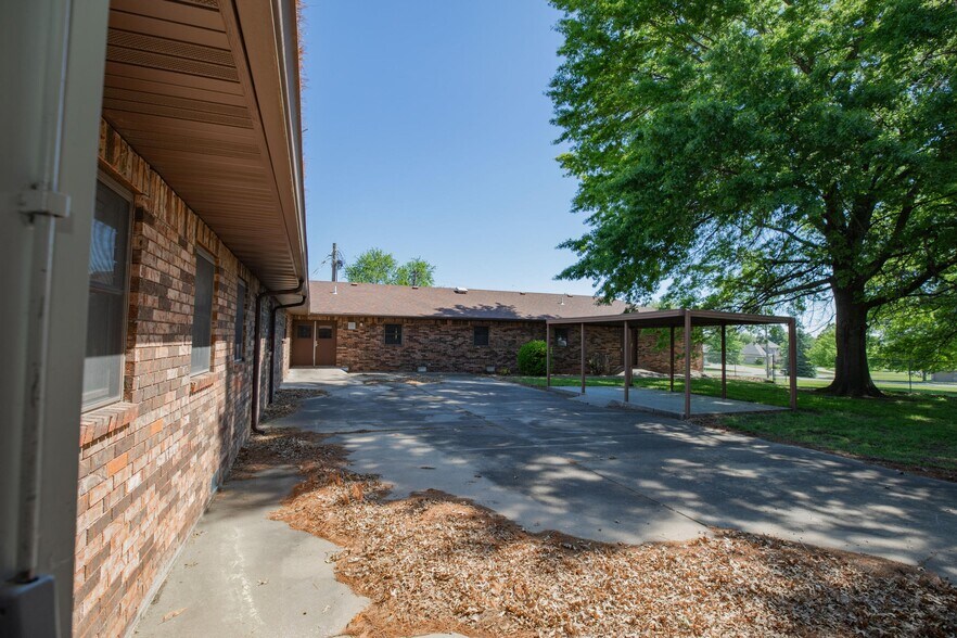 More Photos Of 807 N Briarwood Dr, Bolivar Assisted Living For Sale