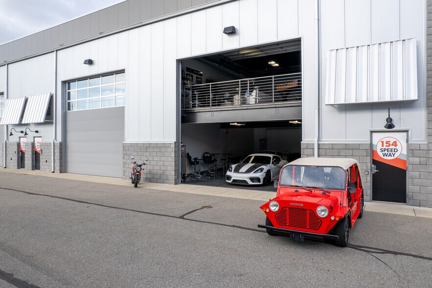 More Photos Of 154 W Speed Way, Pontiac Parking Garage For Sale
