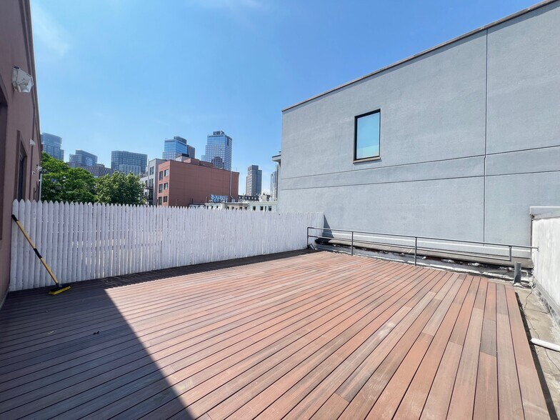 More Photos Of 109 Clay St, Brooklyn Flex For Lease