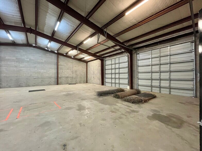 More Photos Of 500 E Plantation Dr, Clute Warehouse For Sale