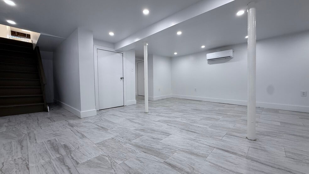 More Photos Of 11464 Merrick Blvd, Jamaica Storefront Retail Residential For Lease