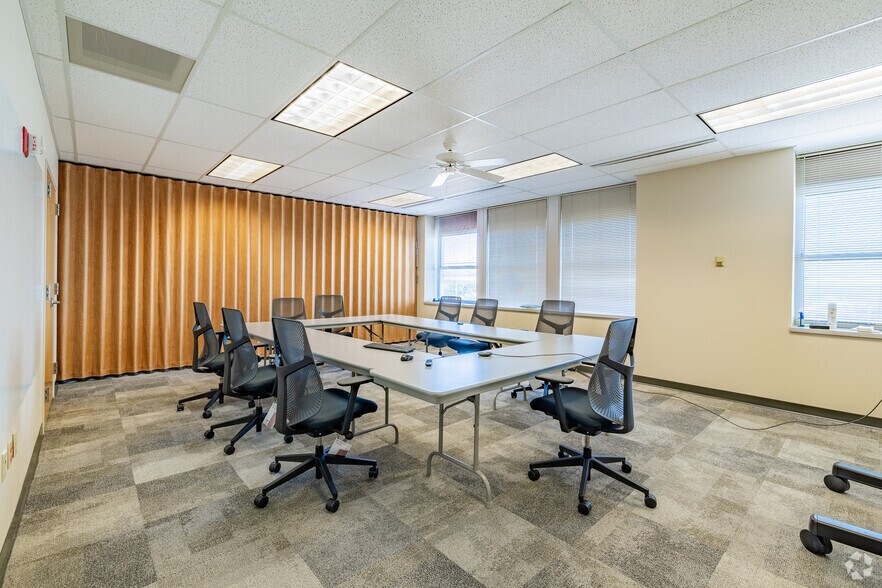 More Photos Of 503 S Kansas Ave, Topeka Office For Sale