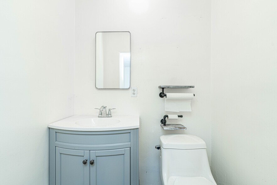 More Photos Of 947 N Vignes St, Los Angeles Warehouse For Sale