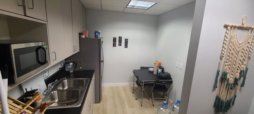 More Photos Of 15490 Ventura Blvd, Sherman Oaks Office For Lease