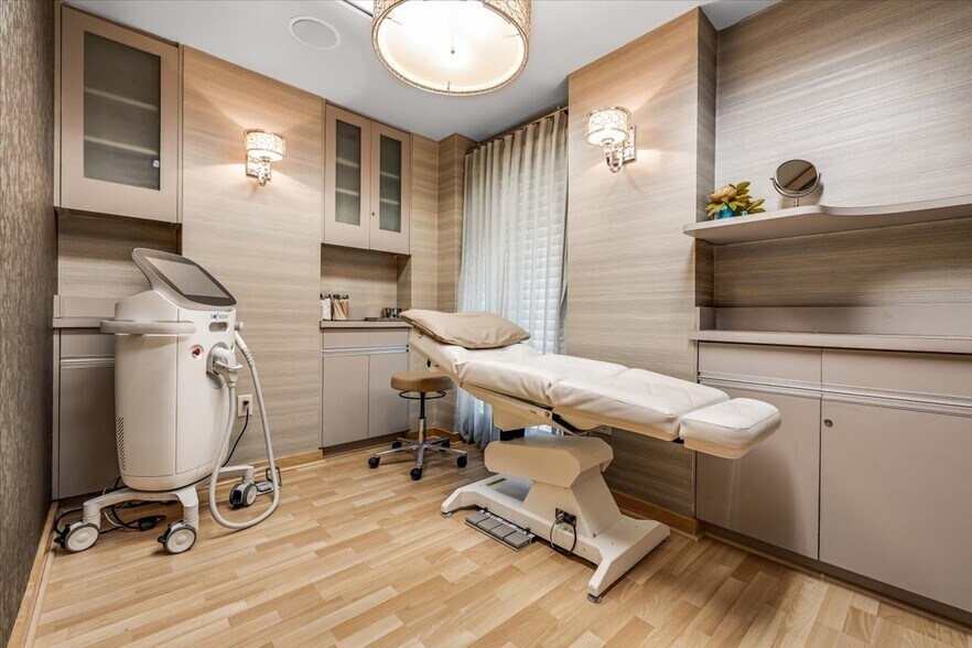 More Photos Of 299 E Northfield Rd, Livingston Medical For Sale