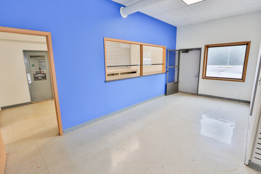 More Photos Of 129 2nd St, Webster City Light Manufacturing For Sale