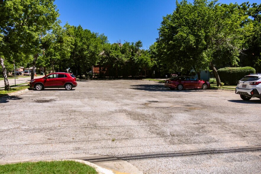 More Photos Of 1314 W Hickory St, Denton Freestanding For Sale