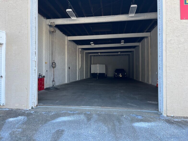 More Photos Of 330 Pine St, Camden Warehouse For Lease