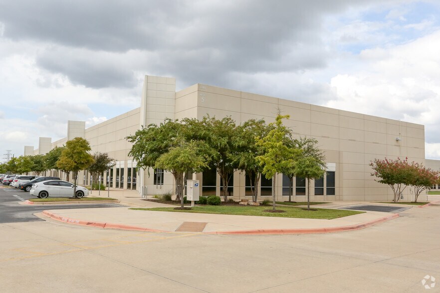 More Photos Of 1340 Airport Commerce Dr, Austin Warehouse For Lease