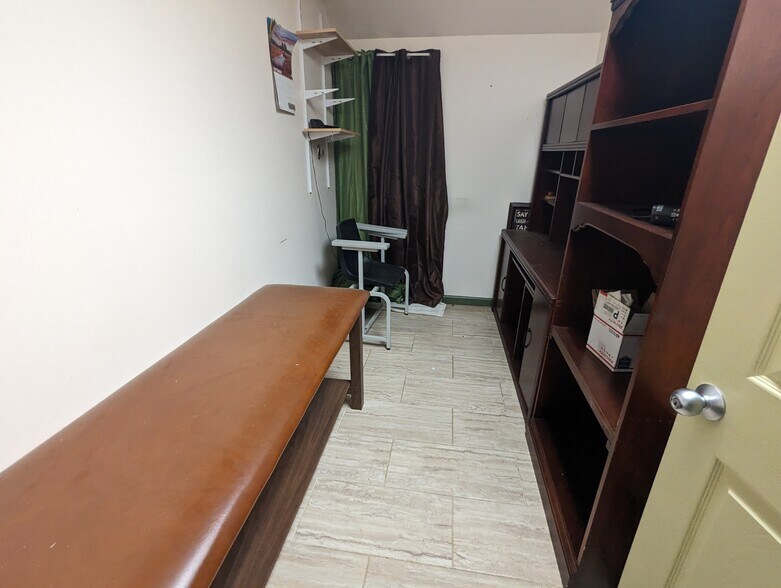 More Photos Of 16 Reeves Ave, Hamilton Office For Sale