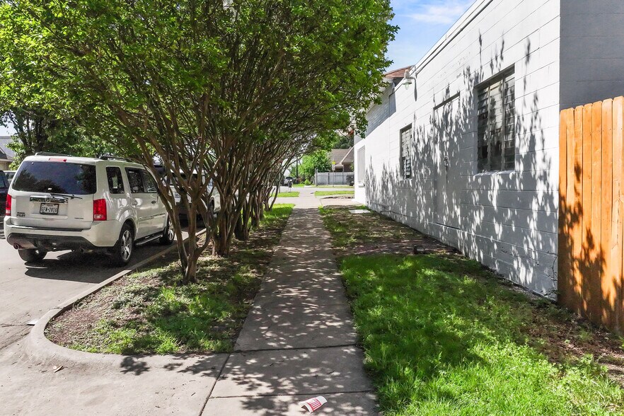 More Photos Of 2100 Azle Ave, Fort Worth Storefront For Sale