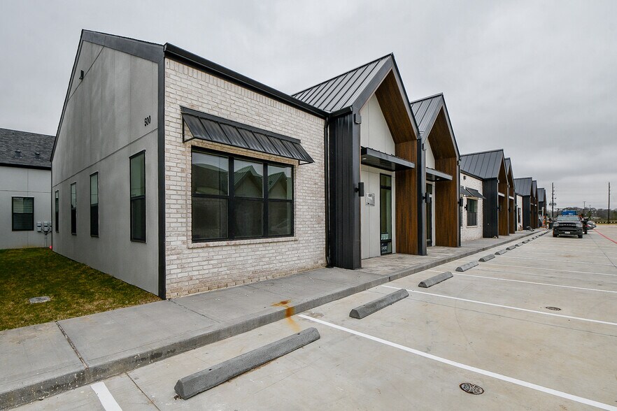More Photos Of 1325 Main St, Katy Office For Lease