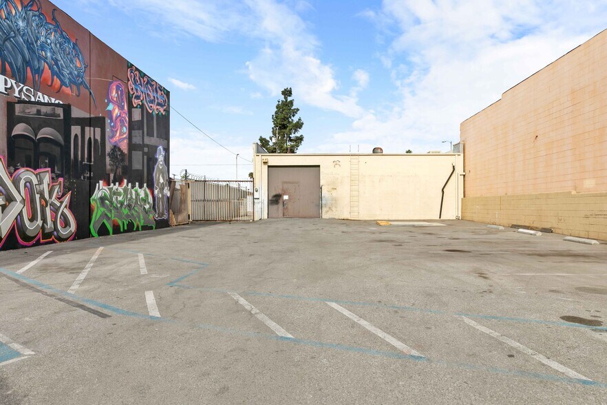 More Photos Of 12712 Saticoy St, North Hollywood Light Distribution For Lease