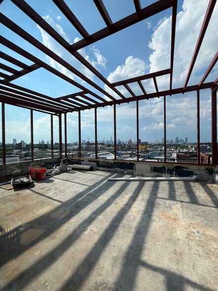 More Photos Of 310 Meserole St, Brooklyn Flex For Lease