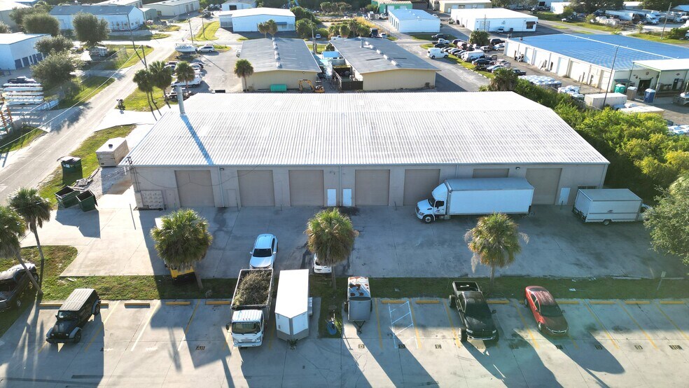 More Photos Of 4240 James St, Port Charlotte Service For Lease