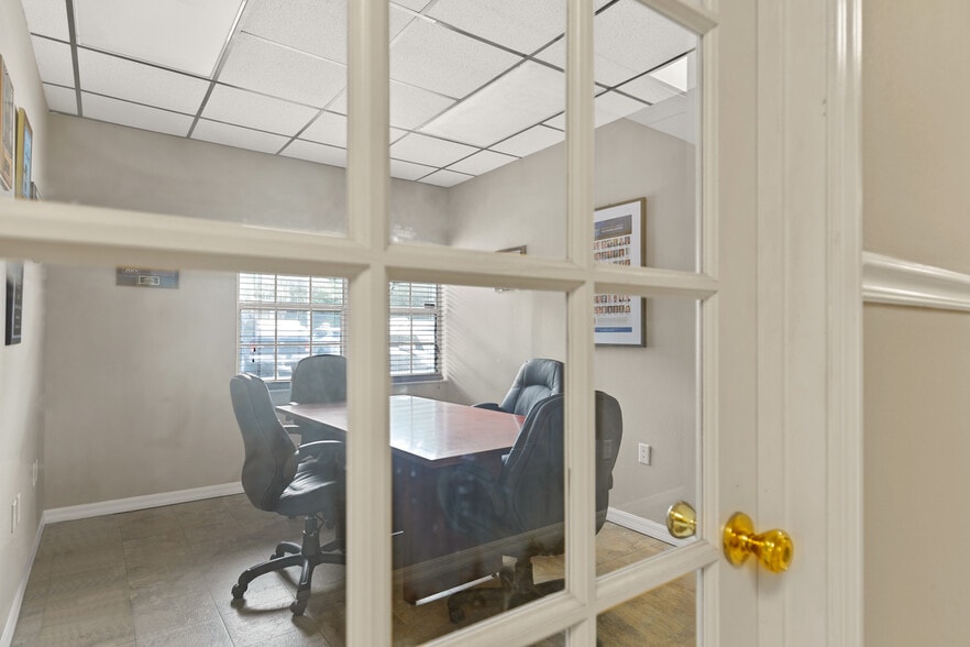 More Photos Of 1502 N Donnelly St, Mount Dora Office Residential For Lease